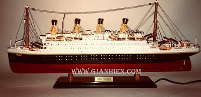 Mô Hình Thuyền RMS Titanic With Light
